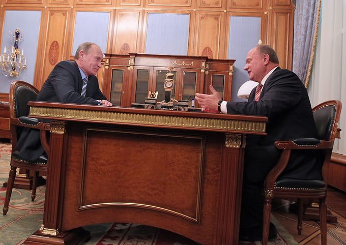 Владимир Путин (слева) и Геннадий Зюганов в 2010 году 