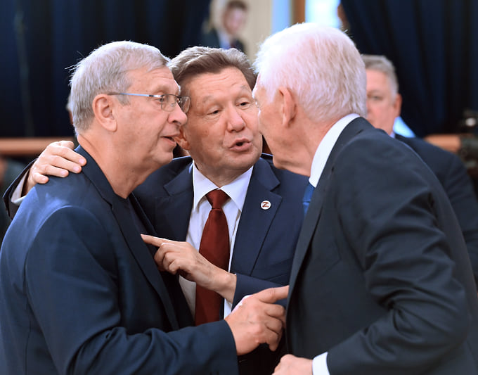 Слева направо: Владимир Евтушенков, Алексей Миллер и Геннадий Тимченко 