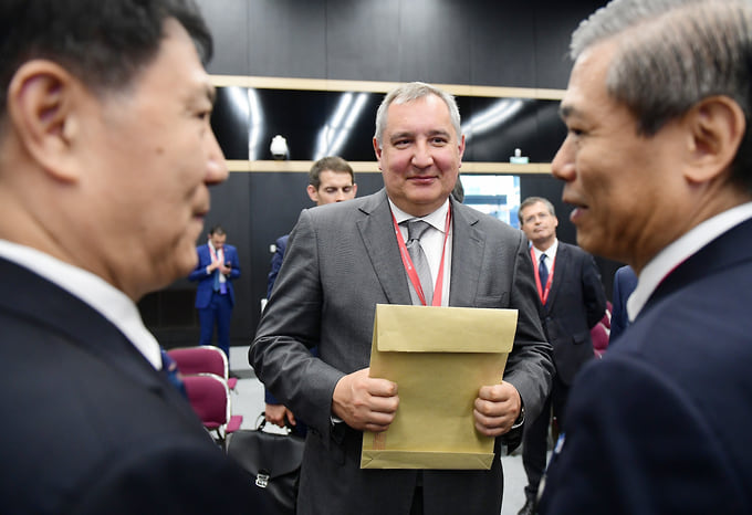 Дмитрий Рогозин (в центре) в 2019 году 