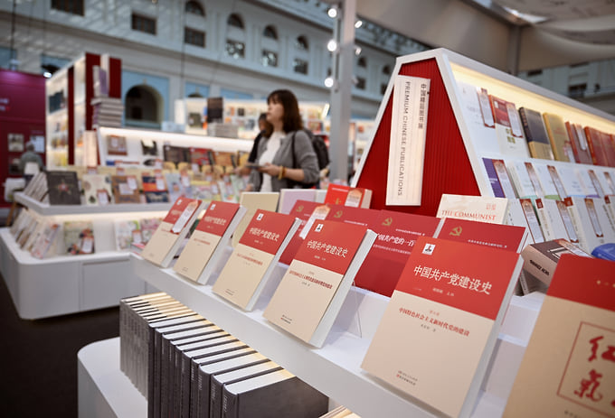 Стенд литературы из Китая