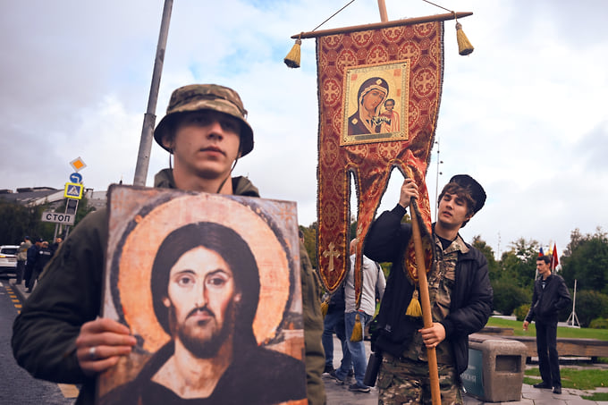 Участники крестного хода с иконой Христа и хоругвью 