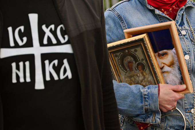 Участник крестного хода с иконой 