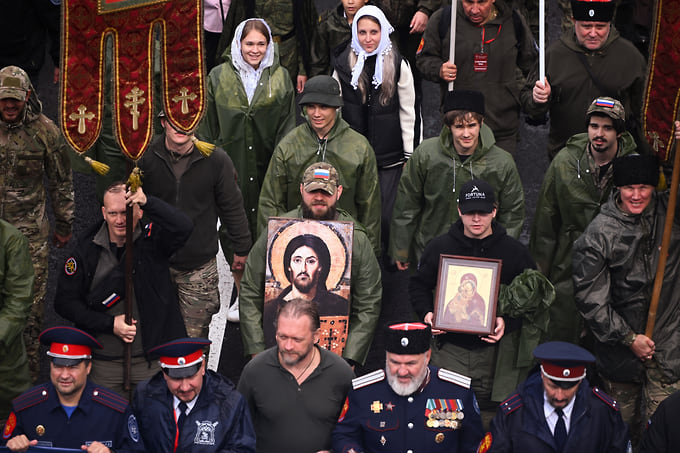 Участники несут иконы и церковные хоругви 
