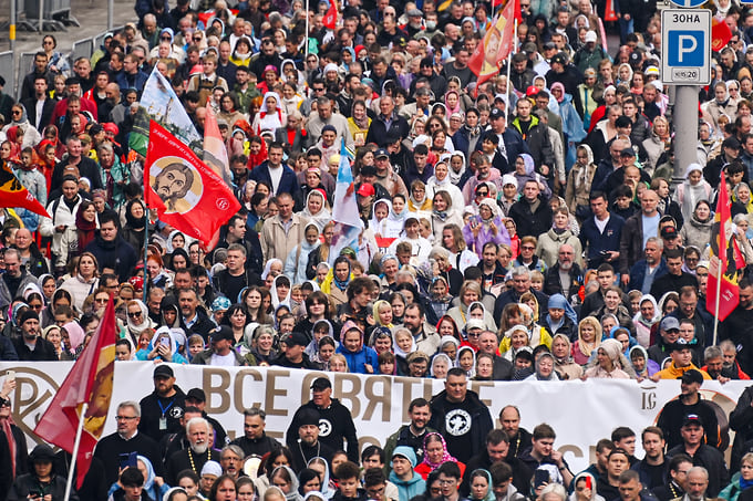 Колонна крестного хода с флагами и баннерами 
