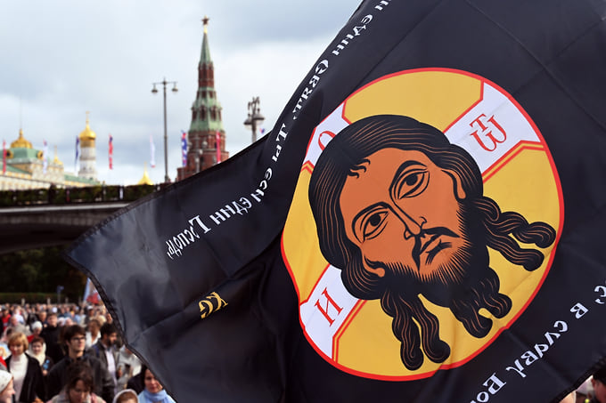 Хоругвь с изображением Христа над колонной верующих 