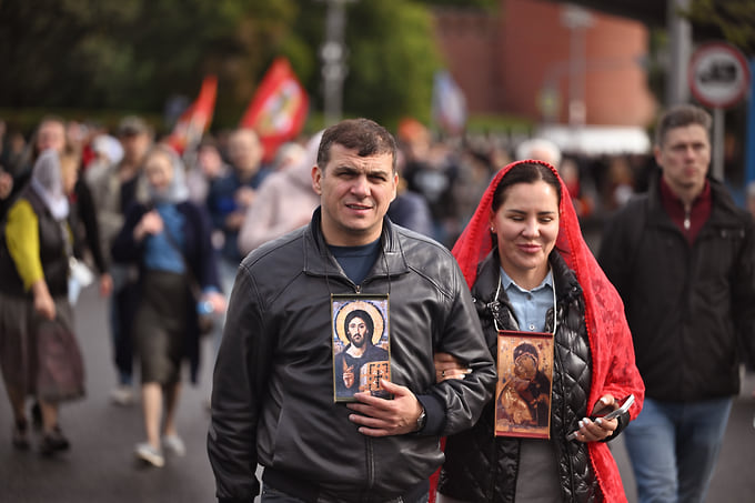 Участники крестного хода несут иконы  