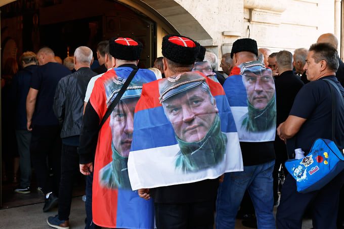Пришедшие проститься с генералом Младичем в «кубанках» — традиционном головном уборе кубанских казаков