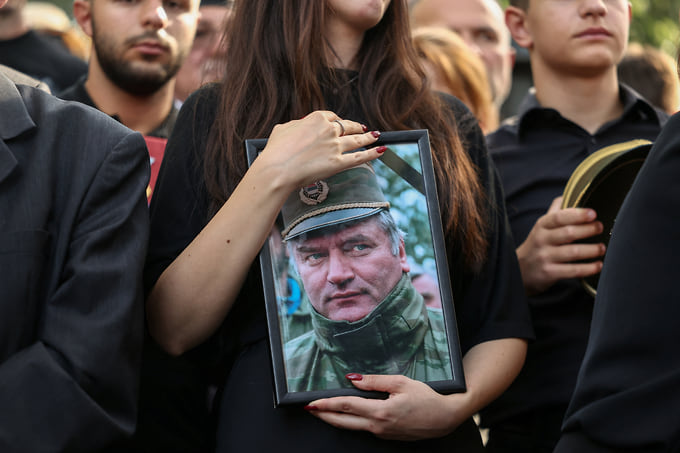 Участница похорон с портретом Ратко Младича