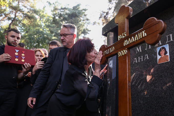 Ратко Младич похоронен рядом со своей дочерью Аной, погибшей при невыясненных обстоятельствах в 1994 году. На фото: супруга Младича Босилька и их сын Дарко у могилы своих родственников