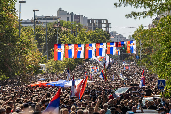 Желающие проститься с генералом Младичем проходят под государственными флагами Сербии