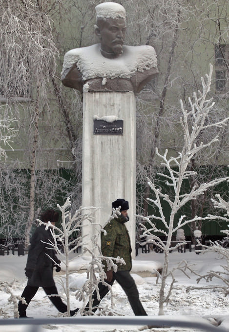 Памятник Феликсу Дзержинскому в Якутске. Автор — Ксенофонт Пшенников 