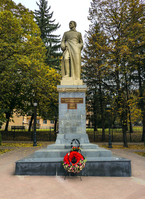 Памятник Дзержинскому в Кисловодске, открытый в 1957 году. Скульптор — Георгий Нерода, архитектор — Дмитрий Фомин 