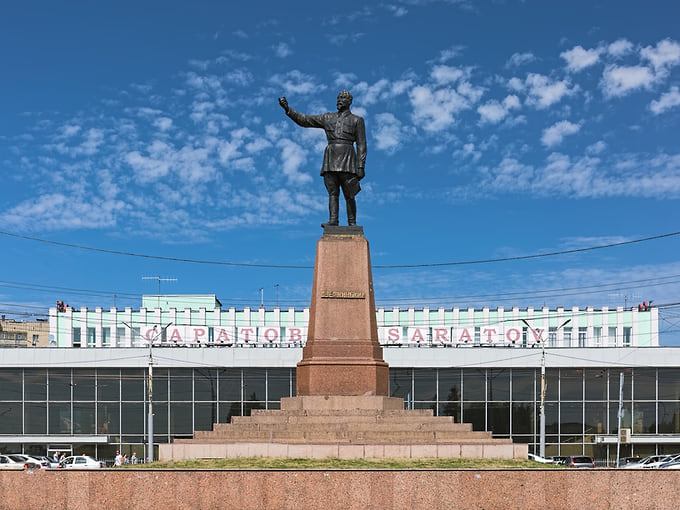 Памятник Дзержинскому на Привокзальной площади Саратова. Скульптор — Павел Дундук, архитектор — Дмитрий Карпов. При создании монумента в 1939 году использовали постамент, на котором раньше стояла фигура императора Александра Второго. До реконструкции в 1977-м памятник стоял лицом к вокзалу, после чего был повернут на 180° 