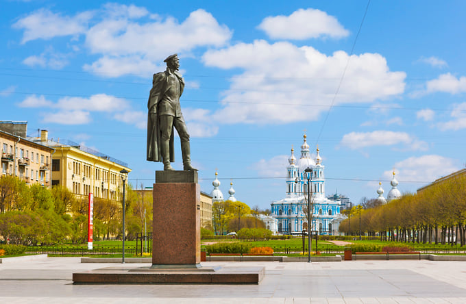 Памятник Феликсу Дзержинскому на Шпалерной улице в Санкт-Петербурге, недалеко от Смольного собора. Скульпторы — Владимир Горевой и Сергей Кубасов, архитектор — Вячеслав Бухаев. Согласно легенде, во время открытия монумента произошел казус: когда покрывало сняли, на шее скульптуры обнаружили петлю. Сотрудники КГБ поспешно уничтожили первые фотографии с мероприятия, поэтому доказательств не сохранилось 