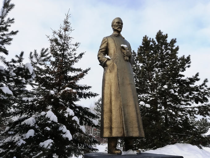 Памятник Феликсу Дзержинскому в парке Пограничников в Тюмени. Скульптор — Александр Леонович, бывший следователь и пенсионер МВД. На постаменте выбита фраза, приписываемая Дзержинскому: «Чекист должен иметь горячее сердце, холодную голову и чистые руки» 