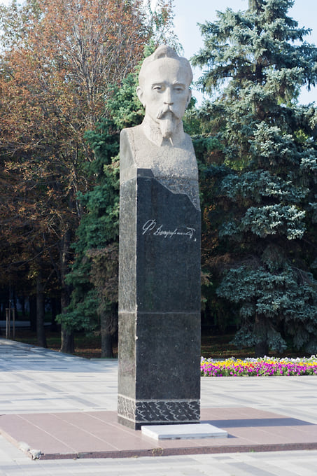 Бюст Феликса Дзержинского в Краснодаре. Скульптор — Олег Коломойцев 