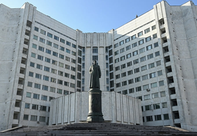 Памятник Дзержинскому в штаб-квартире Службы внешней разведки РФ в Москве. Скульптор Владимир Иванов воссоздал, несколько уменьшив, работу Евгения Вучетича, чей памятник революционеру был установлен на Лубянской площади в 1958-м. Новый монумент даже установили похожим образом: Дзержинский тоже смотрит на северо-запад — в сторону Польши и Прибалтики 