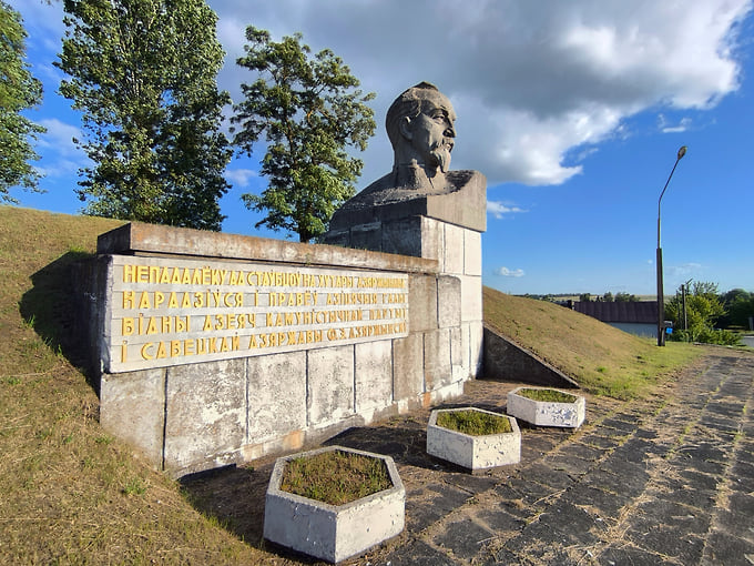 Памятник революционеру, первому главе ВЧК Феликсу Дзержинскому в Столбцах Минской области Белоруссии. Скульптор — Анатолий Аникейчик. Монумент находится рядом с родовой усадьбой Дзержиново (ранее Оземблово) 