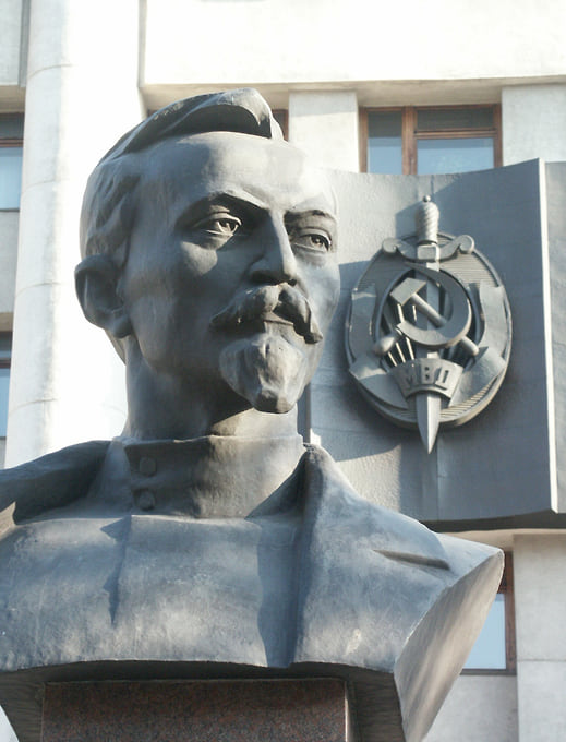 Памятник Феликсу Дзержинскому около здания ГУ МВД по Нижегородской области, скульптор — Сергей Меркуров 