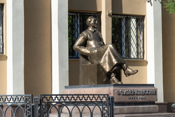Памятник Дзержинскому у здания ФСБ в Орле. Скульптор — Михаил Смирнов. В этом городе, в «Орловском централе» революционер отбывал наказание в 1913-1914 годах. Памятник в Орле был открыт в 1987-м, на год раньше точно такая же скульптура с закинутой ногой на ногу появилась у здания ФСБ в Калуге 