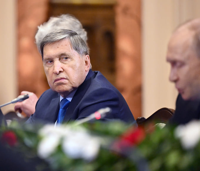 Помощник президента Юрий Ушаков (слева) держится уверенно 