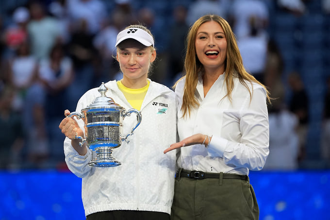 Чемпионский трофей Елене Рыбакиной (слева) вручала Мария Шарапова, которая выиграла US Open 20 лет назад 