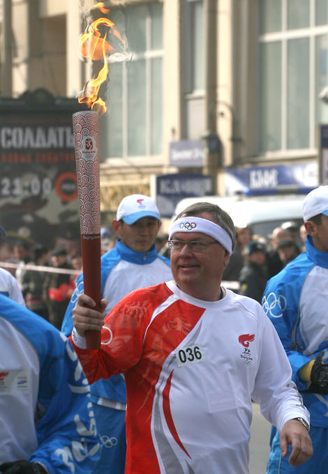 Во время эстафеты Олимпийского огня в Санкт-Петербурге, 2008 год 
