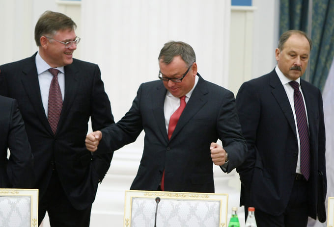 Слева направо: председатель совета директоров «Евраз Груп С.А.» Александр Абрамов, президент, председатель правления ВТБ Андрей Костин и председатель Внешэкономбанка Владимир Дмитриев на встрече президента России Дмитрия Медведева с представителями бизнеса, 2009 год 