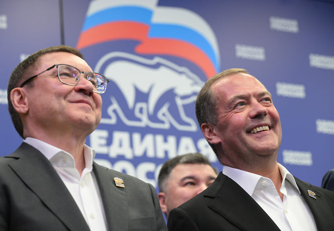 Секретарь генерального совета партии «Единая Россия» Владимир Якушев (слева) и председатель партии Дмитрий Медведев на подведении предварительных итогов голосования 