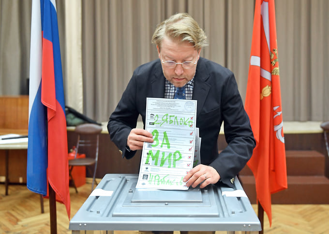 Санкт-Петербург. Председатель политической партии «Яблоко» Николай Рыбаков на голосовании 