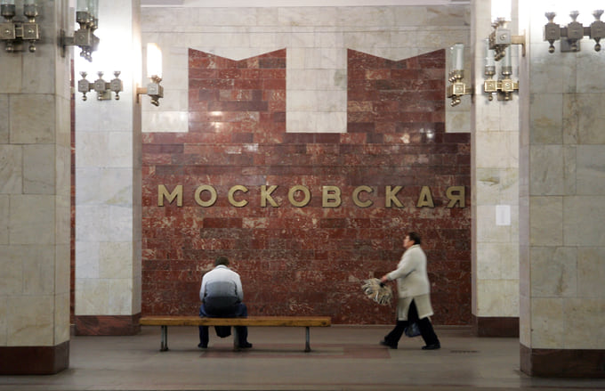 Пассажиры на станции метро «Московская»