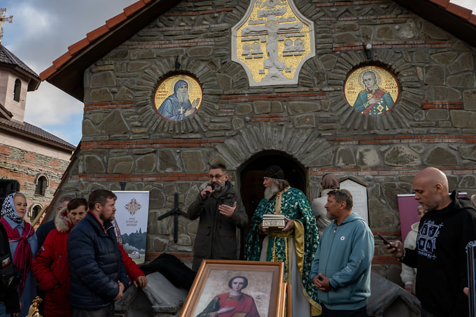 Председатель Совета учредителей Благотворительного фонда содействия строительству и реконструкции храмов во имя святого Архангела Михаила Павел Гончаров (в центре) и протоиерей Федор Конюхов