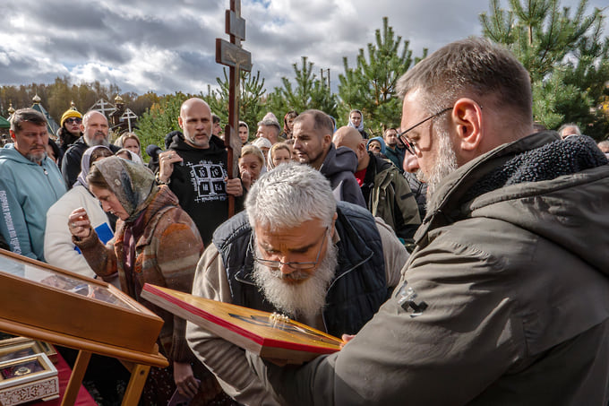 Верующие перед началом крестного хода