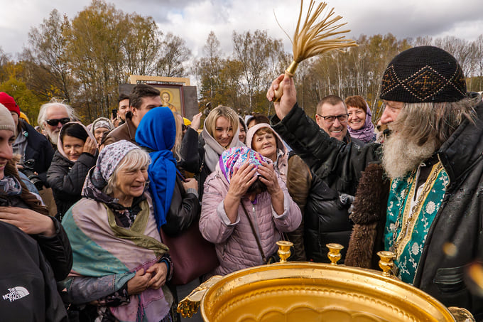 Путешественник и протоиерей Федор Конюхов во время молебна