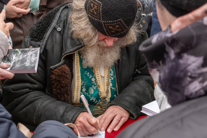 Федор Конюхов подписывает свою книгу