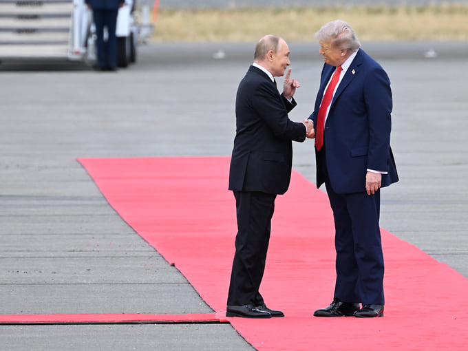 Президент России Владимир Путин (слева) и президент США Дональд Трамп