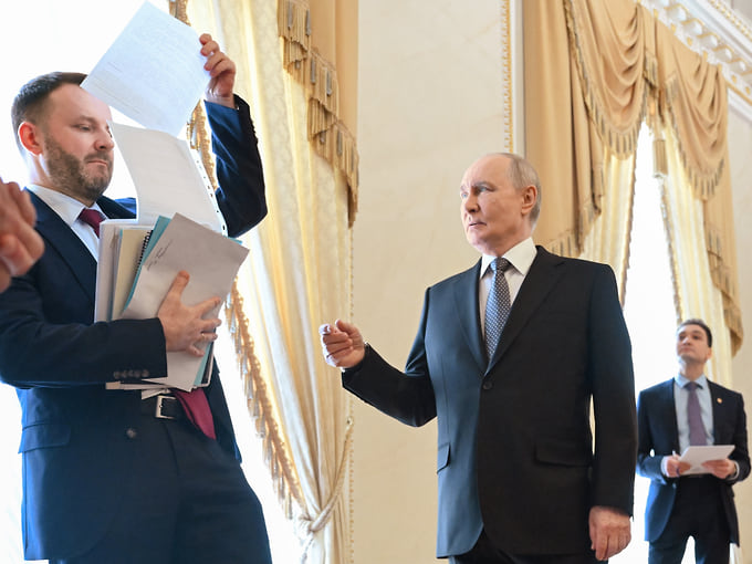 Президент России Владимир Путин и заместитель руководителя администрации президента Максим Орешкин (слева)