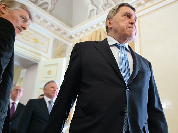 Пресс-секретарь президента России Дмитрий Песков (слева) и помощник президента Юрий Ушаков