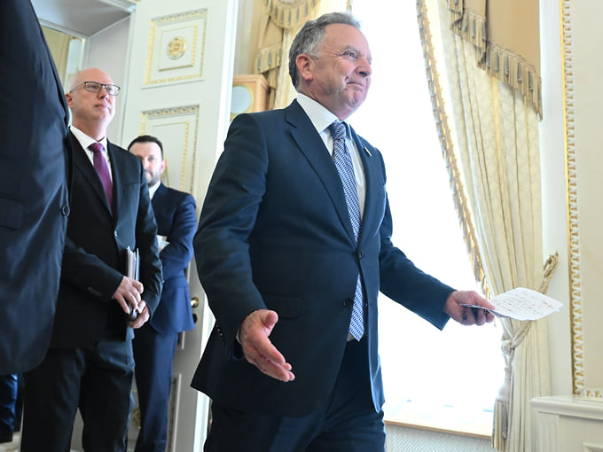 Справа налево: спецпосланник президента США Стивен Уиткофф, заместитель руководителя администрации президента Максим Орешкин и спецпредставитель президента по инвестиционно-экономическому сотрудничеству с зарубежными странами Кирилл Дмитриев