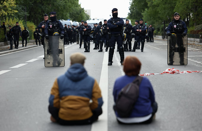 Протестующие и полицейские во Франции 