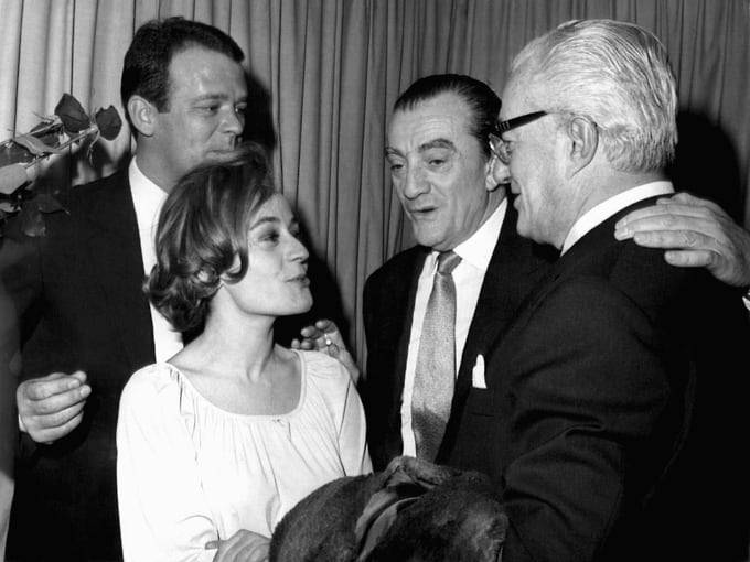 В том же 1965-м Жирардо играет роль Мэрилин Монро в спектакле по пьесе Артура Миллер «После грехопадения». На снимке: Ренато Сальватори, Анни Жирардо, режиссер спектакля Лукино Висконти и его коллега Витторио де Сика, который поздравляет французскую актрису
