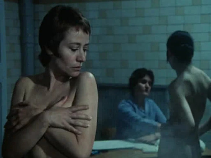 В основе фильма Андре Кайята «Умереть от любви» (1970) — реальная история учительницы Габриэль Рюссье, вступившей в любовную связь с 18-летним учеником и под гнетом всеобщего осуждения покончившей жизнь самоубийством