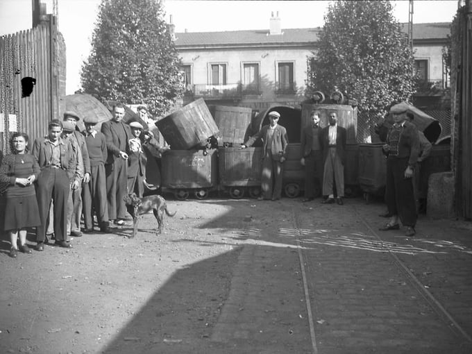 Шахтеры у баррикады из вагонеток, октябрь 1948 года