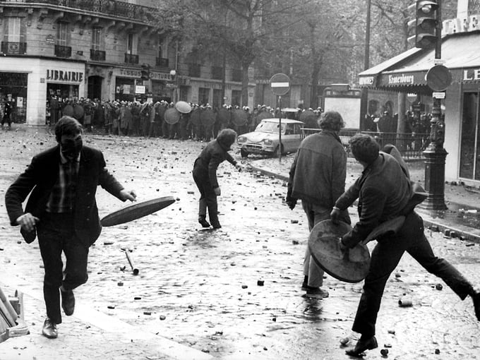 Протестующие и полицейская колонна на пощади Мобер в Париже, май 1968 года