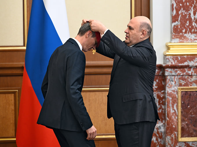 Москва. Премьер РФ Михаил Мишустин награждает бывшего вице-премьера Дмитрия  Григоренко орденом «За заслуги перед Отечеством» II степени  