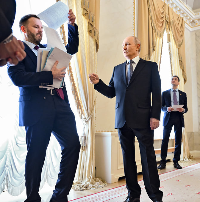 Санкт-Петербург. Президент РФ Владимир Путин и заместитель руководителя АП Максим Орешкин перед встречей со спецпосланником президента США Стивом Уиткоффом в Константиновском дворце 