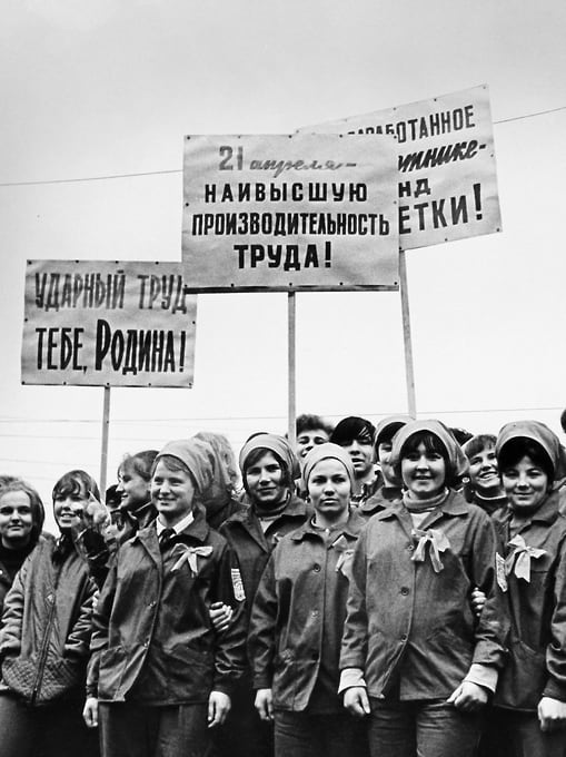 Студенческий отряд с плакатами «Ударный труд тебе Родина!»