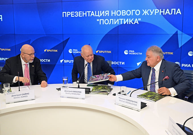 Слева направо: главный редактор журнала, ведущий Первого канала, профессор МГИМО МИД России Дмитрий Саймс, телеведущий, генеральный директор информагентства «Россия сегодня» Дмитрий Киселев и президент Национального исследовательского центра (НИЦ) «Курчатовский институт» Михаил Ковальчук