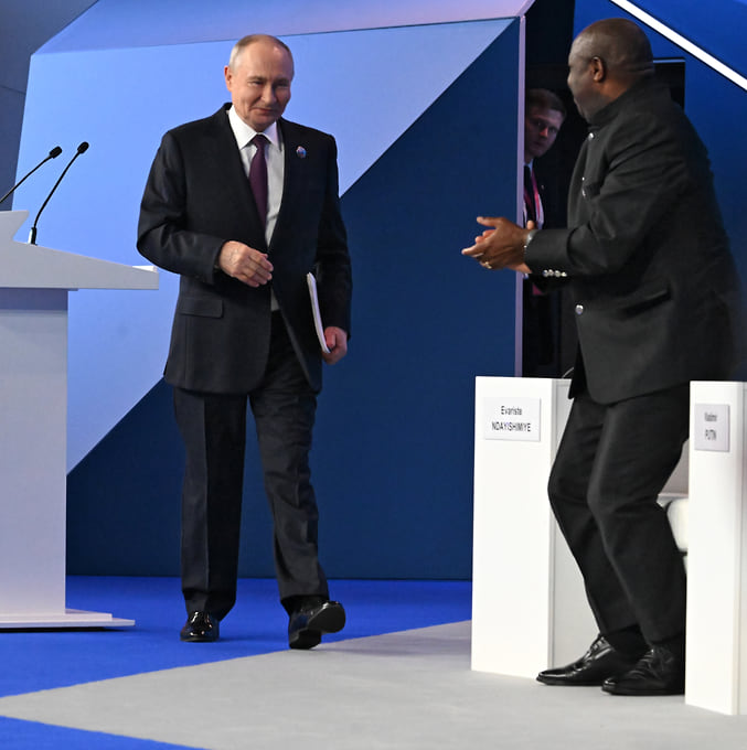 Президенты России и Республики Бурунди Владимир Путин и Эварист Ндайишимийе на пленарном заседании Экономического гуманитарного форума «Россия—Африка»