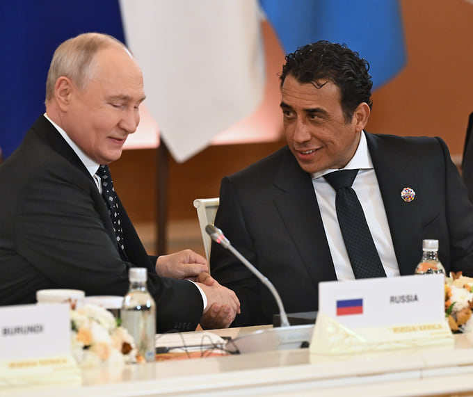 Президент России Владимир Путин и председатель Президентского совета Ливии Мухаммед Менфи
